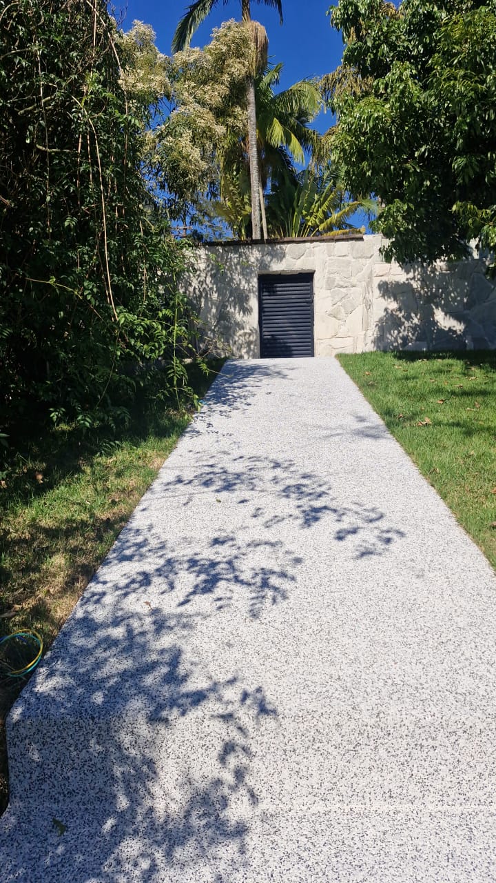 Bancada de granito instalada em cozinha moderna